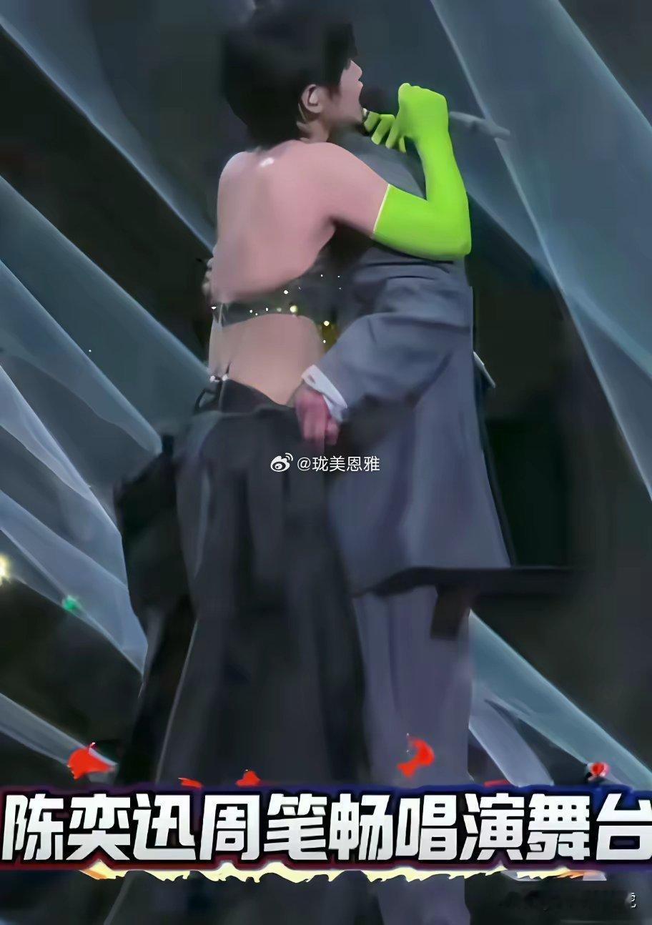 陈奕迅估计头都大了，这抱还是不抱好啊？