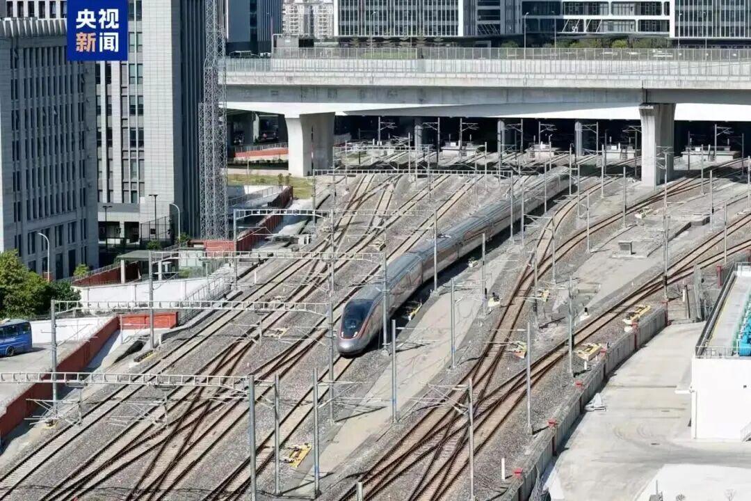 11月26日，G8781次试验列车从广州白云站驶出，广湛高铁正式进入试运