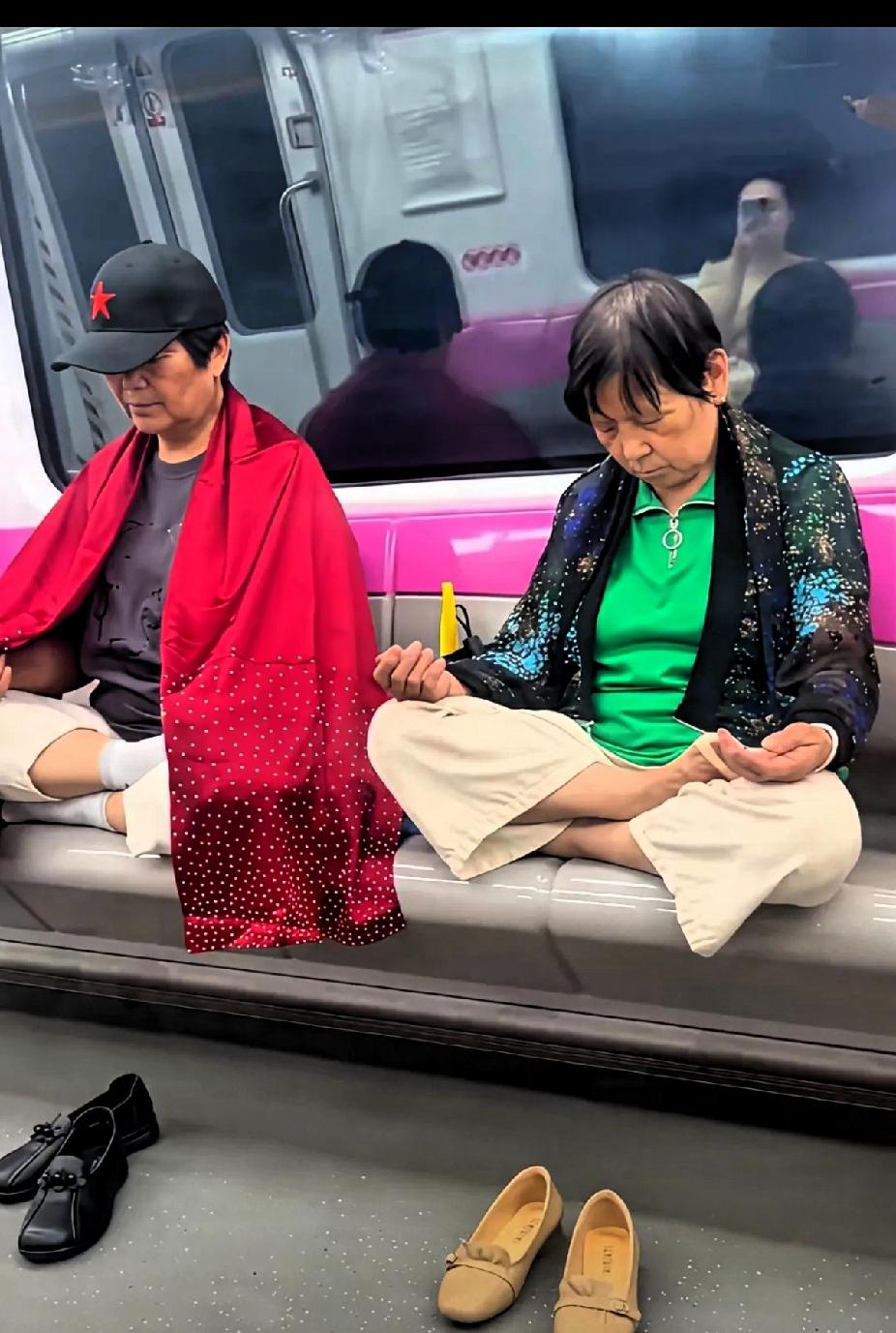 这是公共场合，不是你家客厅！如果你遇上这样的“修行者”，你会怎么处理？这不是修