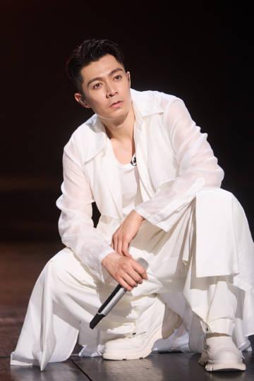 真没想到周柏豪以前竟然是香港篮球青年队的，18岁签约种星堂公司，拍了第一支广告步