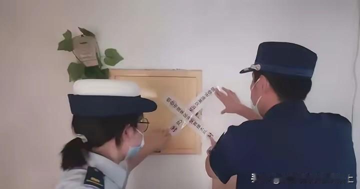 纪委抄家会搜哪些地方？不要以为他们就是在客厅看看，书房翻翻，天真。家里的保险