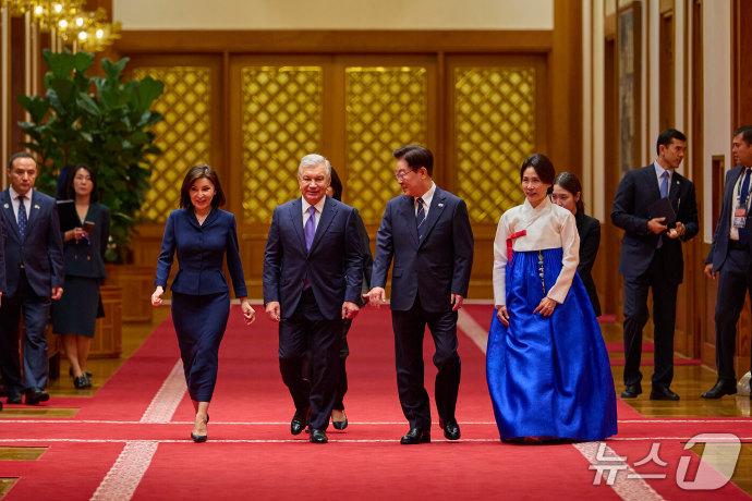 乌兹别克斯坦第一夫人和韩国第一夫人同框太精致了！9月14日，李在明和夫人金惠景