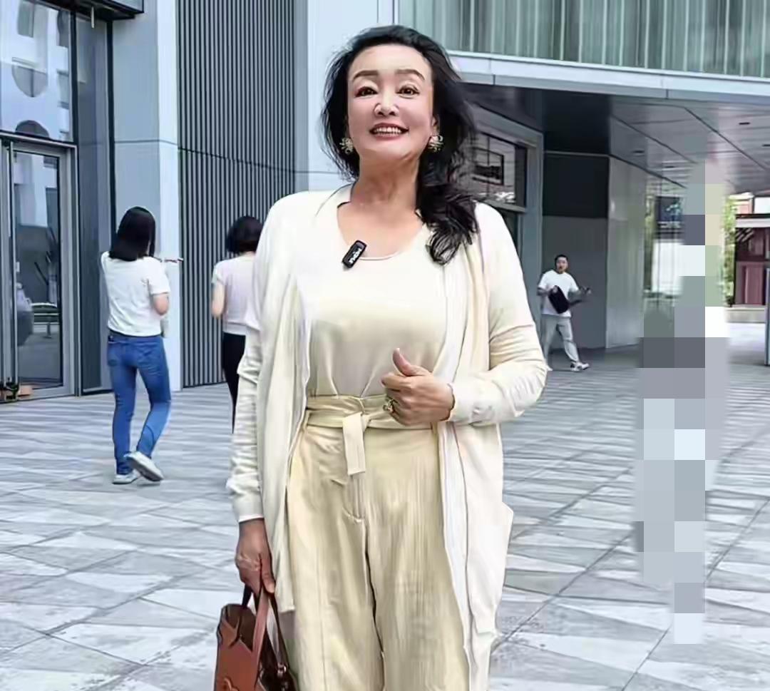 无数网友牵挂的见面终于实现！张兰顺利抵达加拿大，这场跨越半球的奔赴，圆了祖孙彼此