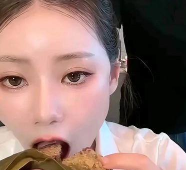 马筱梅，太真实了！在直播中，马筱梅为了卖粽子，连着吃了6个粽子，吃完，汪小菲问