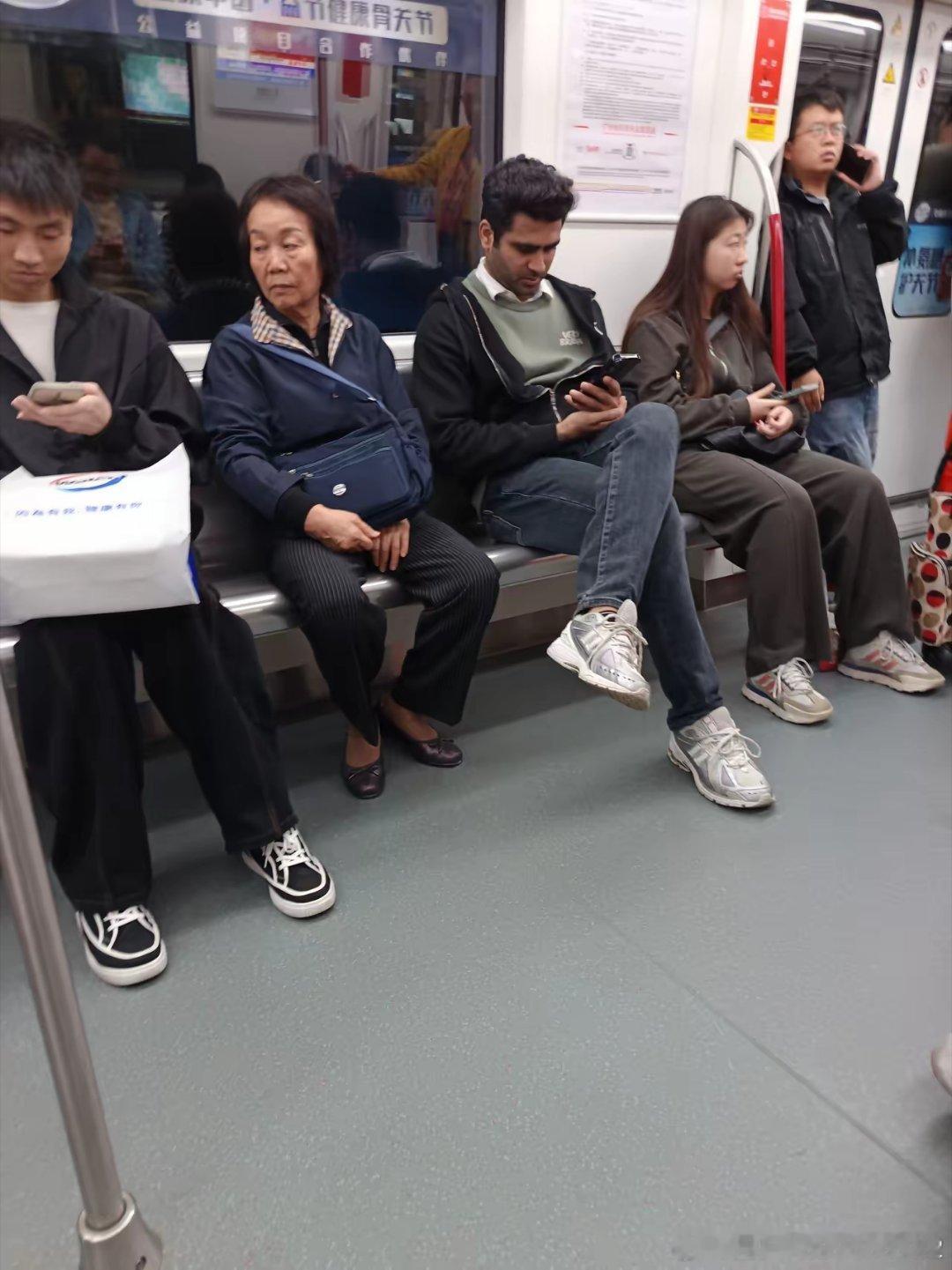 朋友今日坐11号地铁去芳村，车厢里老婆突然用手捂着鼻子遮挡刺鼻香水味，原来对面一