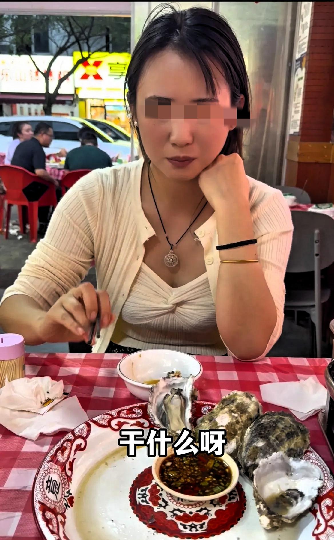 浙江一对男女相亲，男子下班后约女子去吃夜宵，打算着边吃边聊。在交谈中女子表现出闷