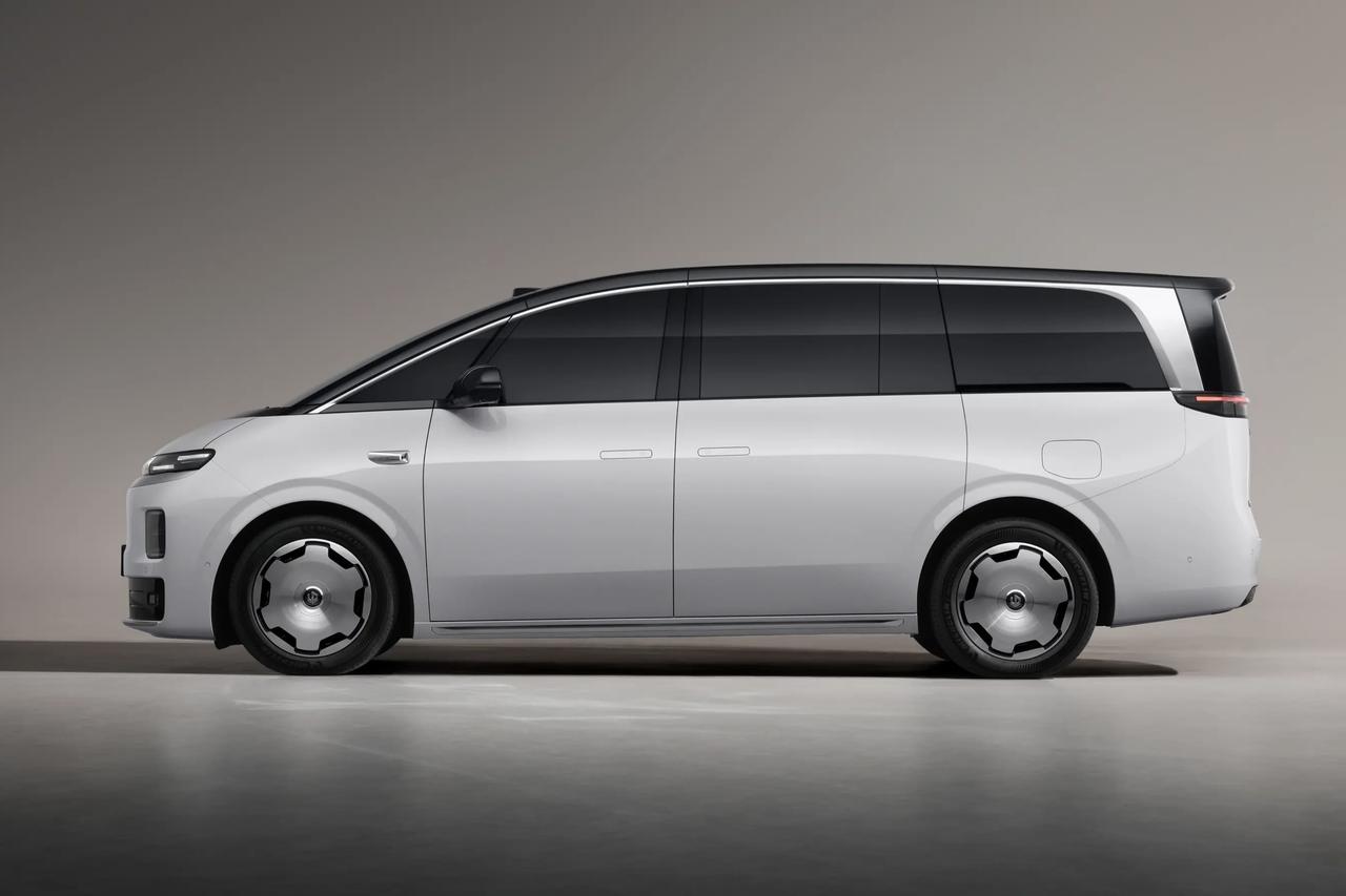 小鹏X9好不容易出个增程版，要被零跑D99偷摘了。小鹏X9:我增程63.3