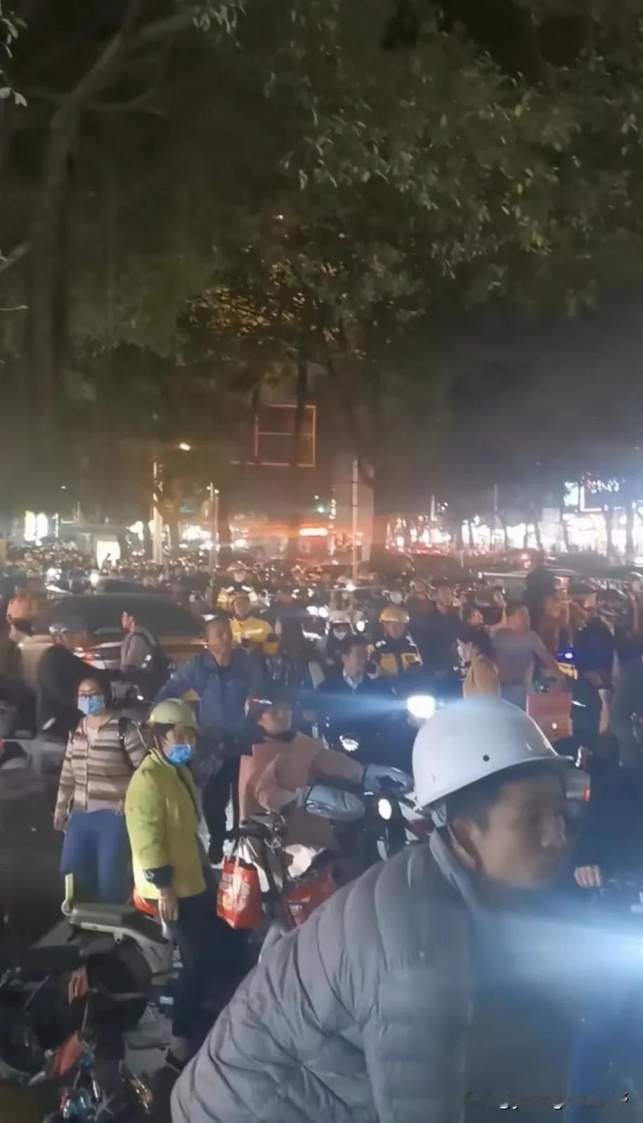 广州市白云区广州大道北靠近同和的位置，这场面就问你壮不壮观？这里过去也一直是广州