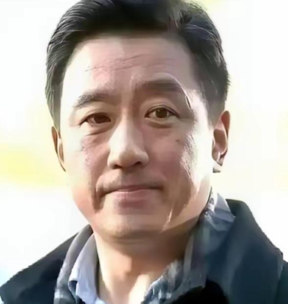 一个演员，戏拍了七成，突然要求片酬翻倍，不给就罢演。导演二话不说，把已经拍好的几