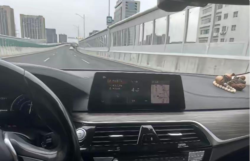 坐副驾被问礼仪，我才懂网上的说法有多误人今天和公司其他部门一男性领导出外勤