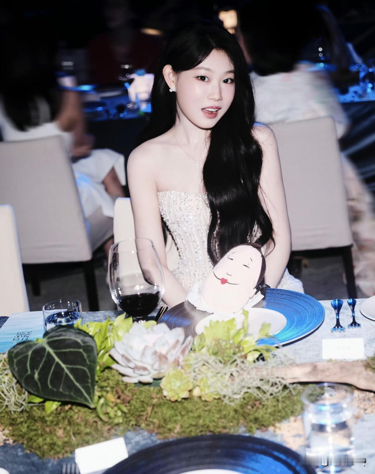 小沈阳不走时尚圈,但女儿沈佳润帮他完成心愿了。这次沈佳润惊艳亮相2025ELL