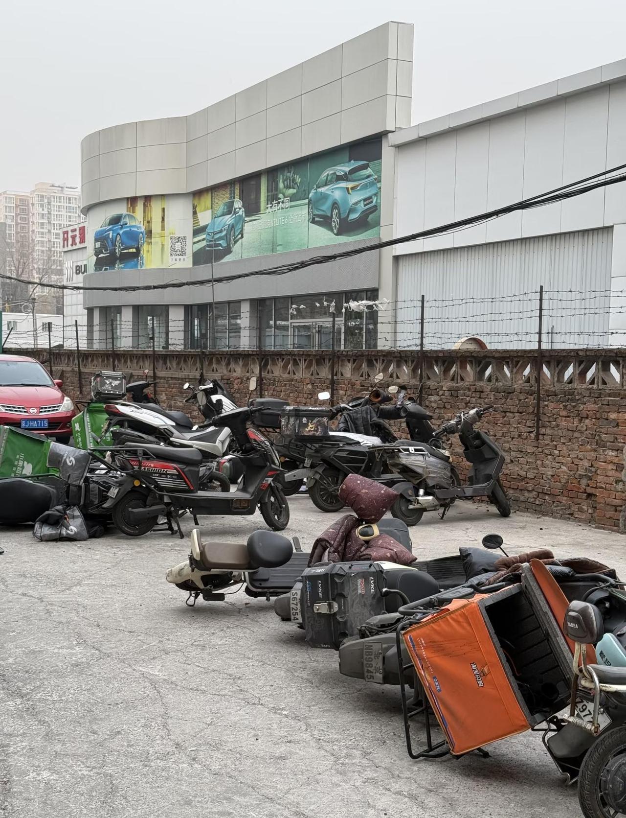 一张图证明北京的风有多大！！！！给北方人一点震撼我的城市刮起了大风不被大风