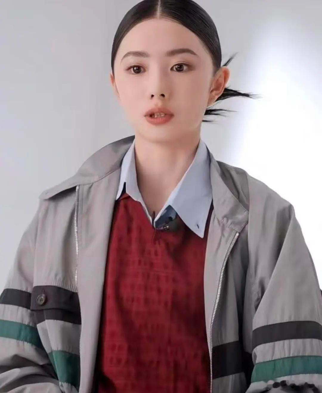 刘浩存的眼睛咋了，为什么一直瞪着？而且不是营销是骨相美女吗？这骨相也不好啊。