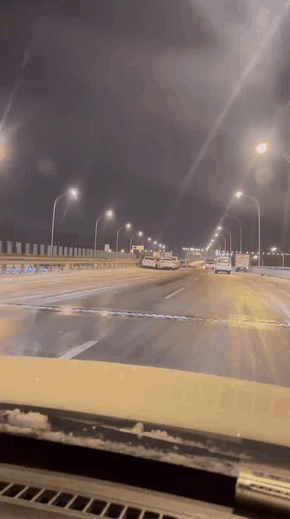 这几辆车背地里商量什么大事呢？