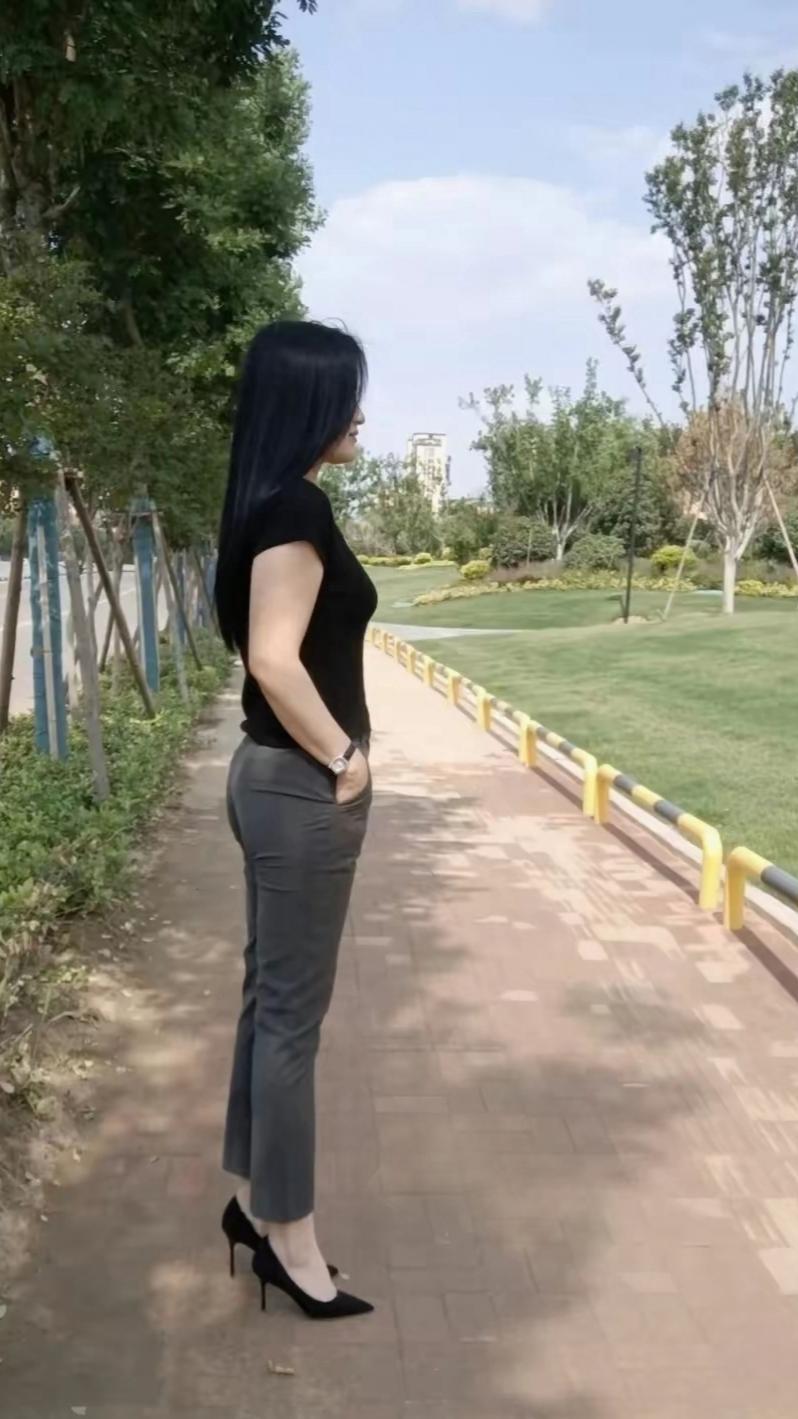 都市女郎的优雅穿搭，黑白配尽显时尚感！👠💃