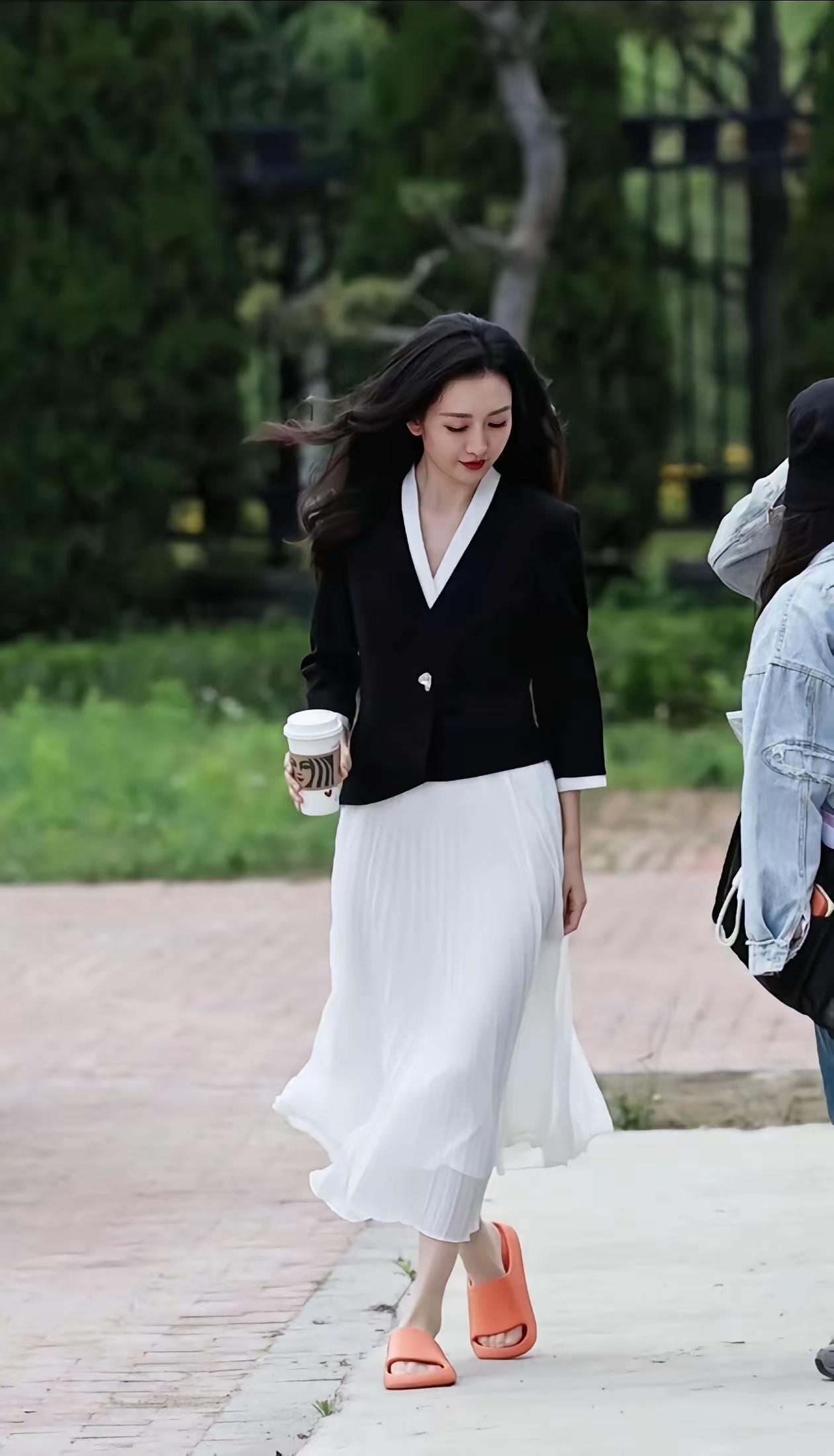 王鸥，这么精致的女人，怎么穿了一双和我一样的拖鞋出来了。