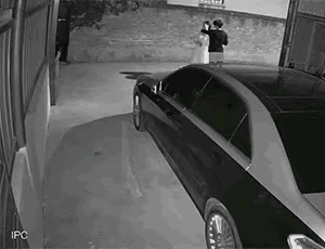 丈夫早就怀疑妻子出轨，可是又没有证据，就偷偷跟踪妻子。果然浓妆艳抹的妻子独自来到