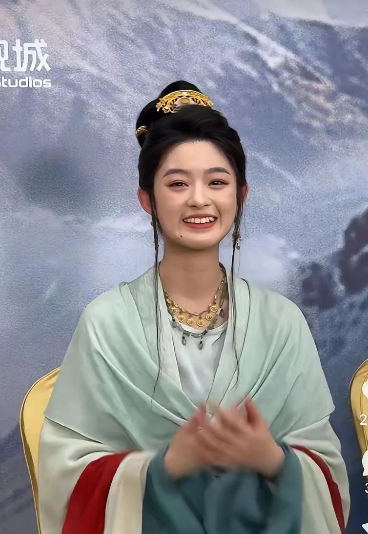 好奇怪，黄杨钿甜家那么有钱怎么不会整整牙！这超大龅牙，一笑占了半张脸，难怪她拍