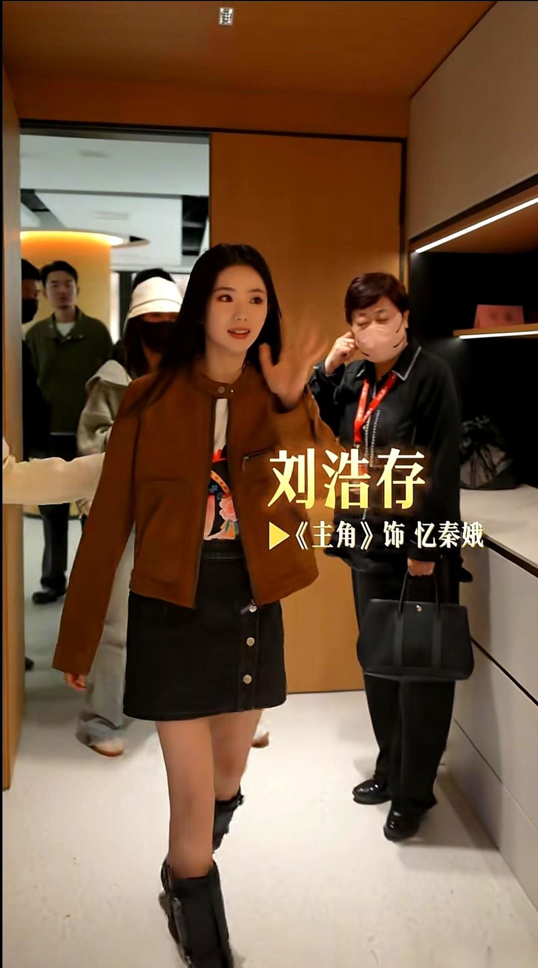 董宇辉新办公室那段视频里，刘浩存一个动作，直接把所谓“娱乐圈”那套浮夸的派头给干