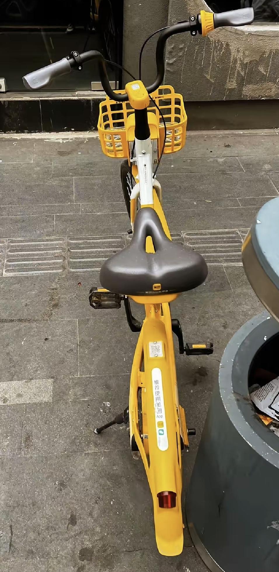 前天陪女友骑共享单车，扫了美团的车，骑了四十多分钟，系统扣了四块五。现在共享单车