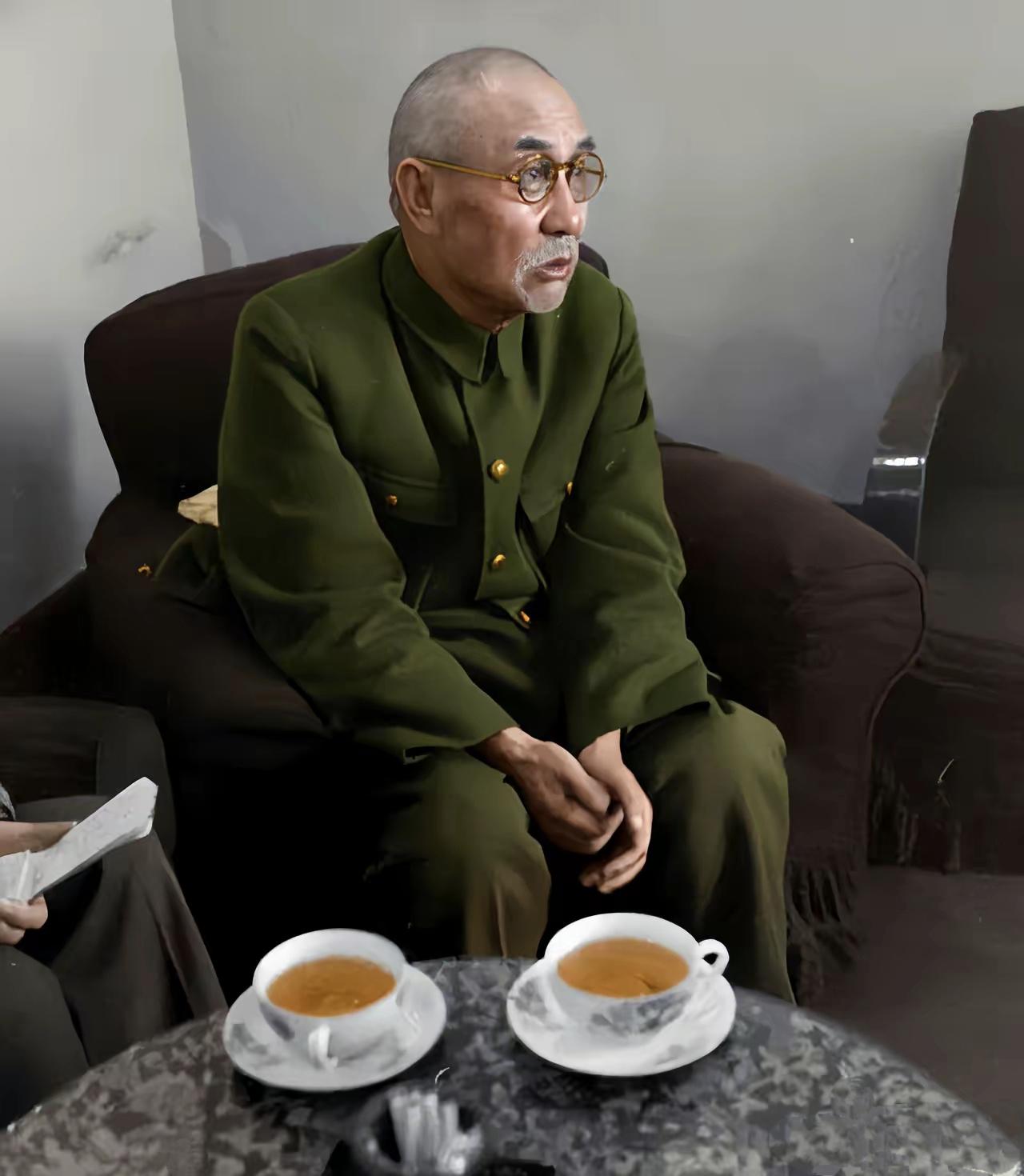 这是1948年11月，阎锡山在重重包围中的孤城太原接受美国记者采访时的照片，当时