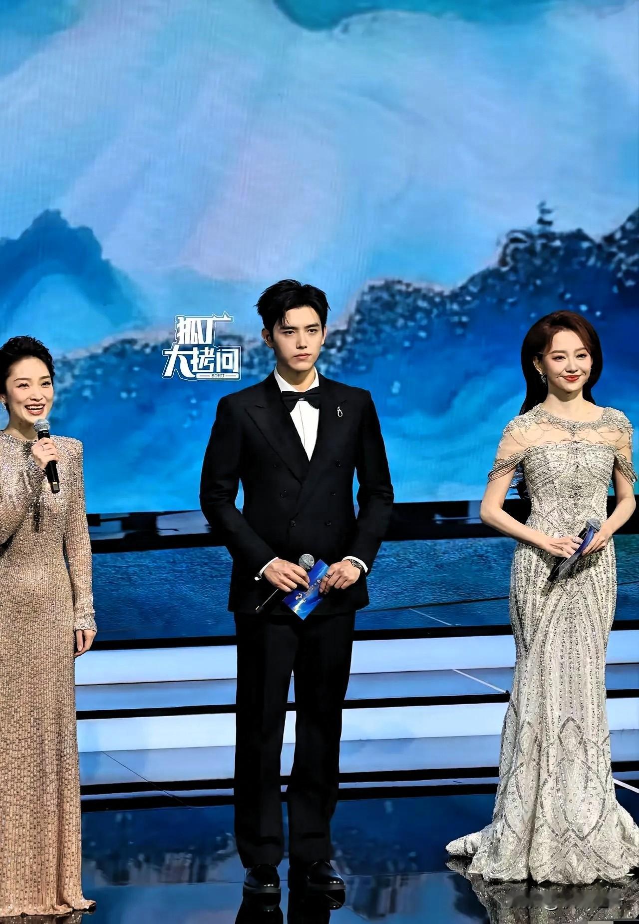 11月11日晚，金鸡奖开幕式最尴尬的，不是男明星穿错了礼服，也不是女明星做错