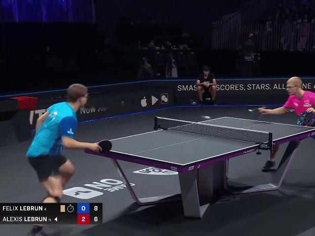 小勒布伦🇫🇷0-2落后，局间申请了离场更换球衣，估计小勒布伦是去哭了一下下[
