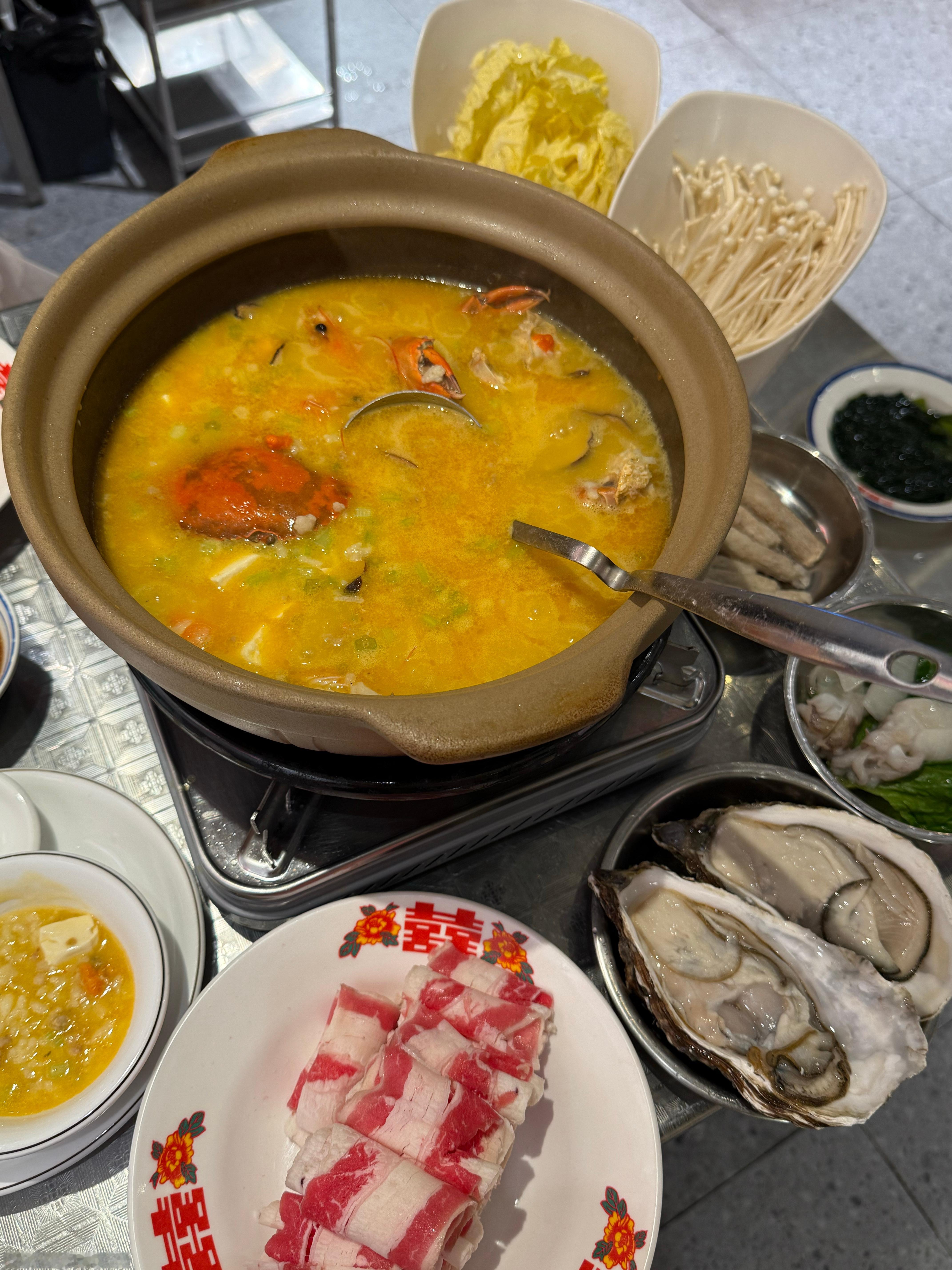 吃粥底火锅点了一堆菜等着涮结果喝了几碗粥饱了。。。。🌚🌚🌚受不了