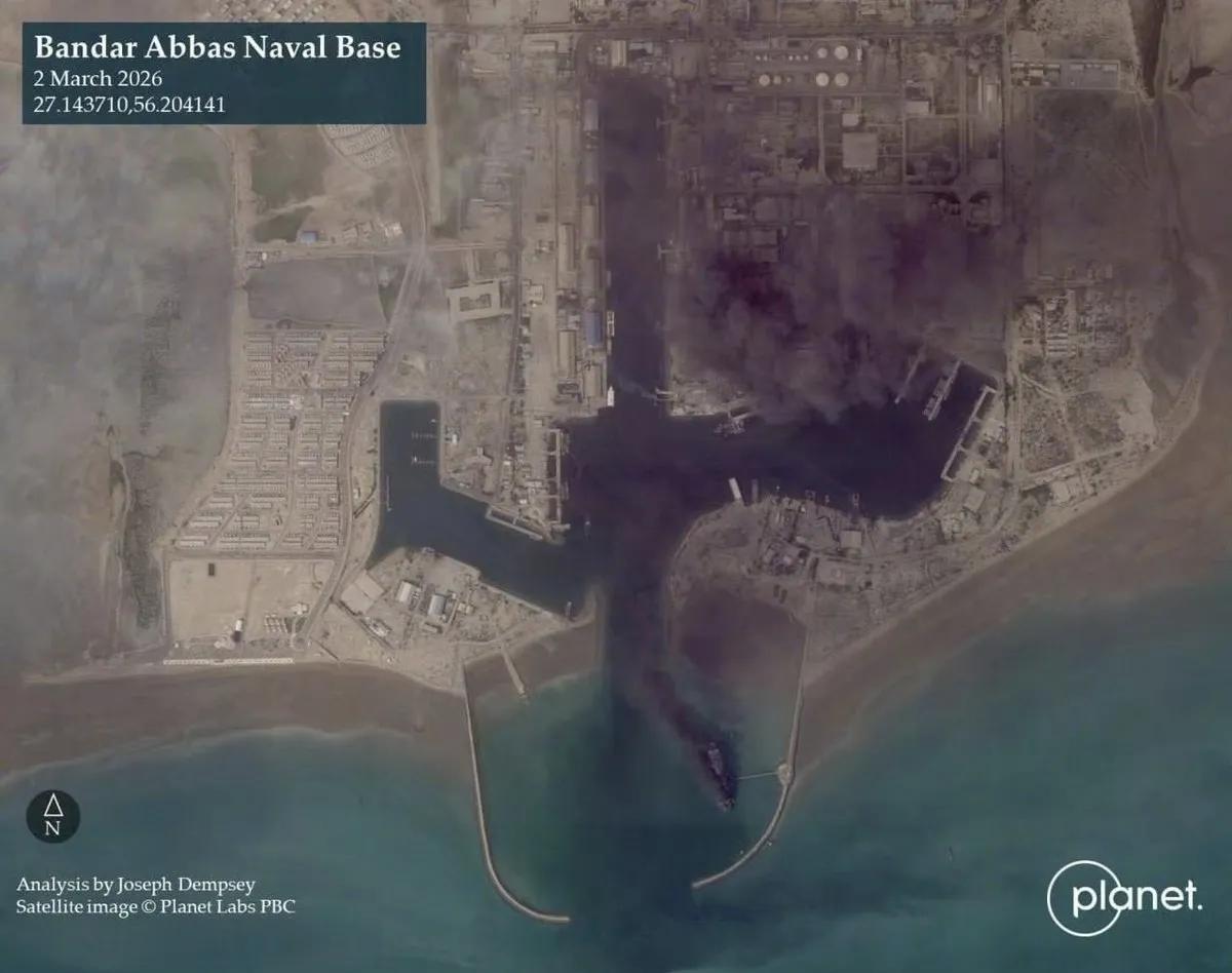 伊朗海军最大的舰艇——排水量12万吨的“莫克兰”号前沿基地舰在伊朗南部阿巴斯港被