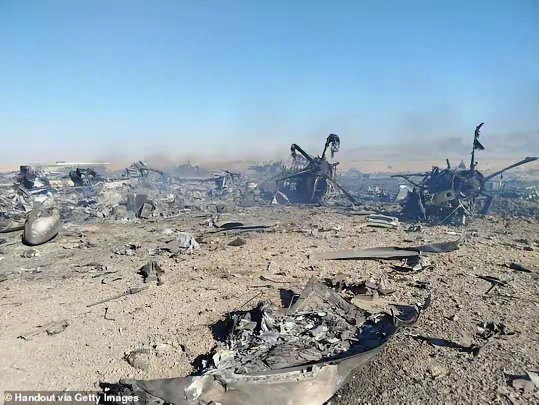 从照片上看，很明显美国飞行员藏身之处，荒山野岭，人烟稀少，哪里来的万人阵？？？