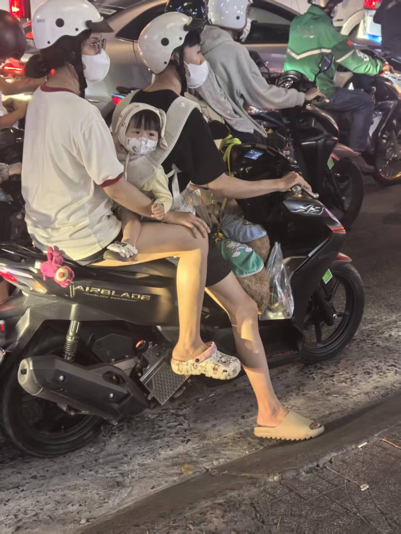 三人两狗，摩托车不堪重妇[捂脸哭][捂脸哭]