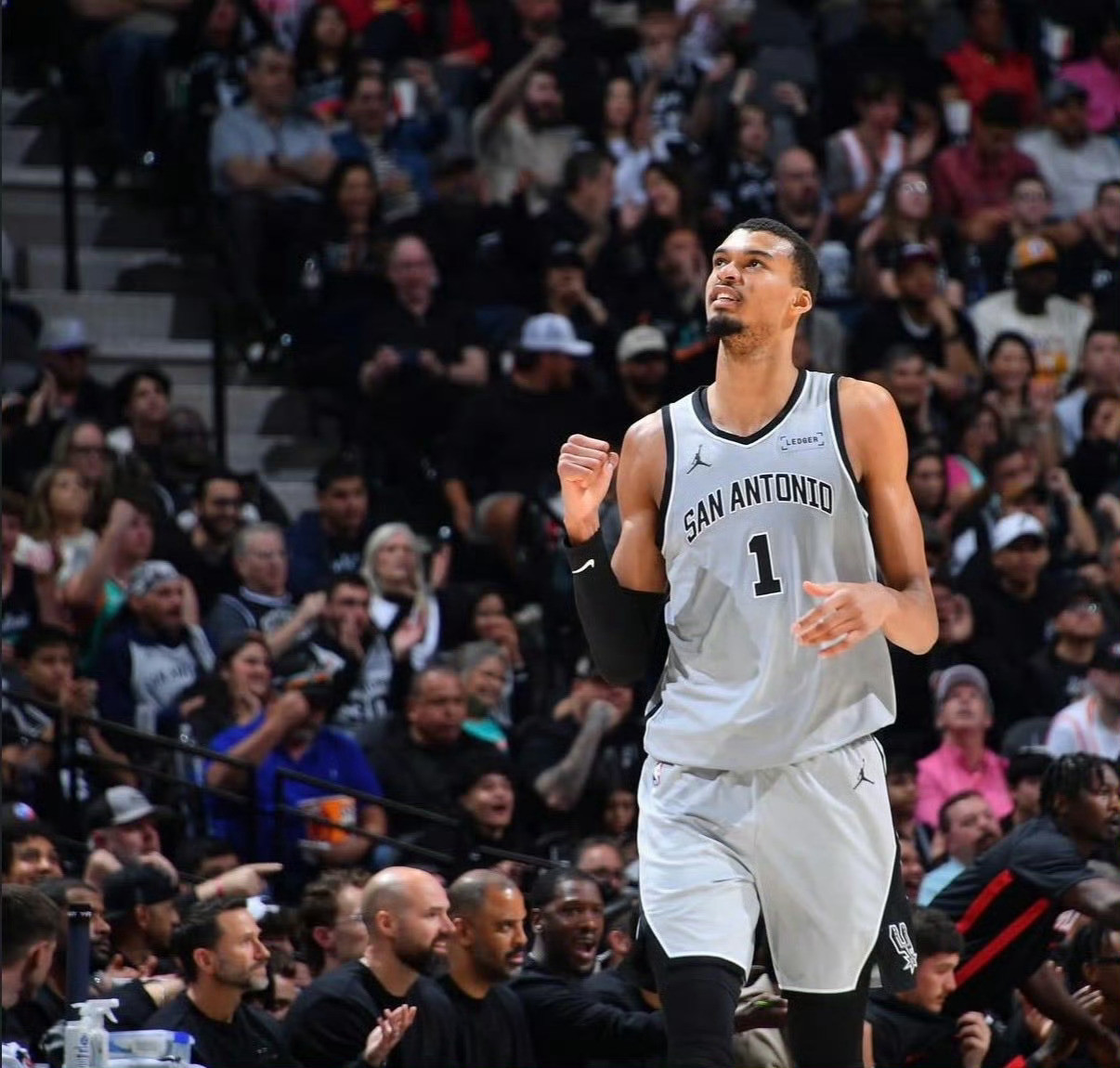 Shams报道，文班亚马将随马刺队一同前往波特兰备战G3和G4的比赛。文班亚马仍