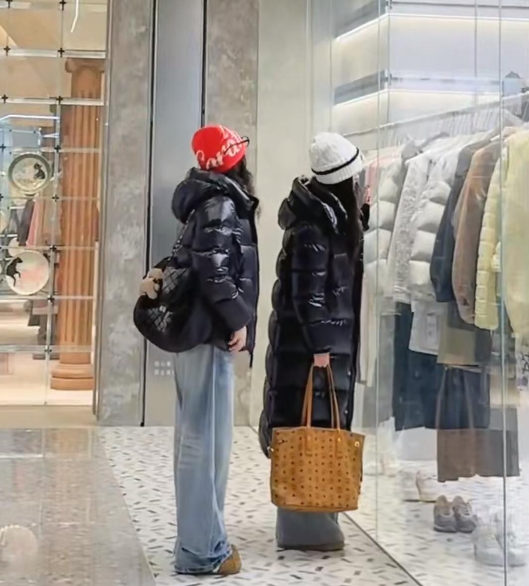 昨晚一个卖羽绒服的老板告诉我:现在的羽绒服超过1000元的，明显不好卖了，今年