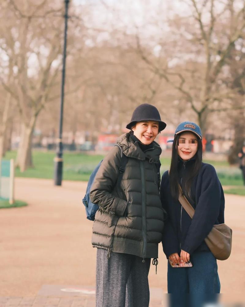 你敢信？61岁蒋雯丽在伦敦平价超市捏番茄砍价，瘦得颧骨凸成小山峰！从去年6月