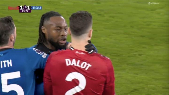 锁喉亦有不同！？卡塞米罗直红对手锁喉B费没牌、锁喉达洛特黄牌12月16日讯塞