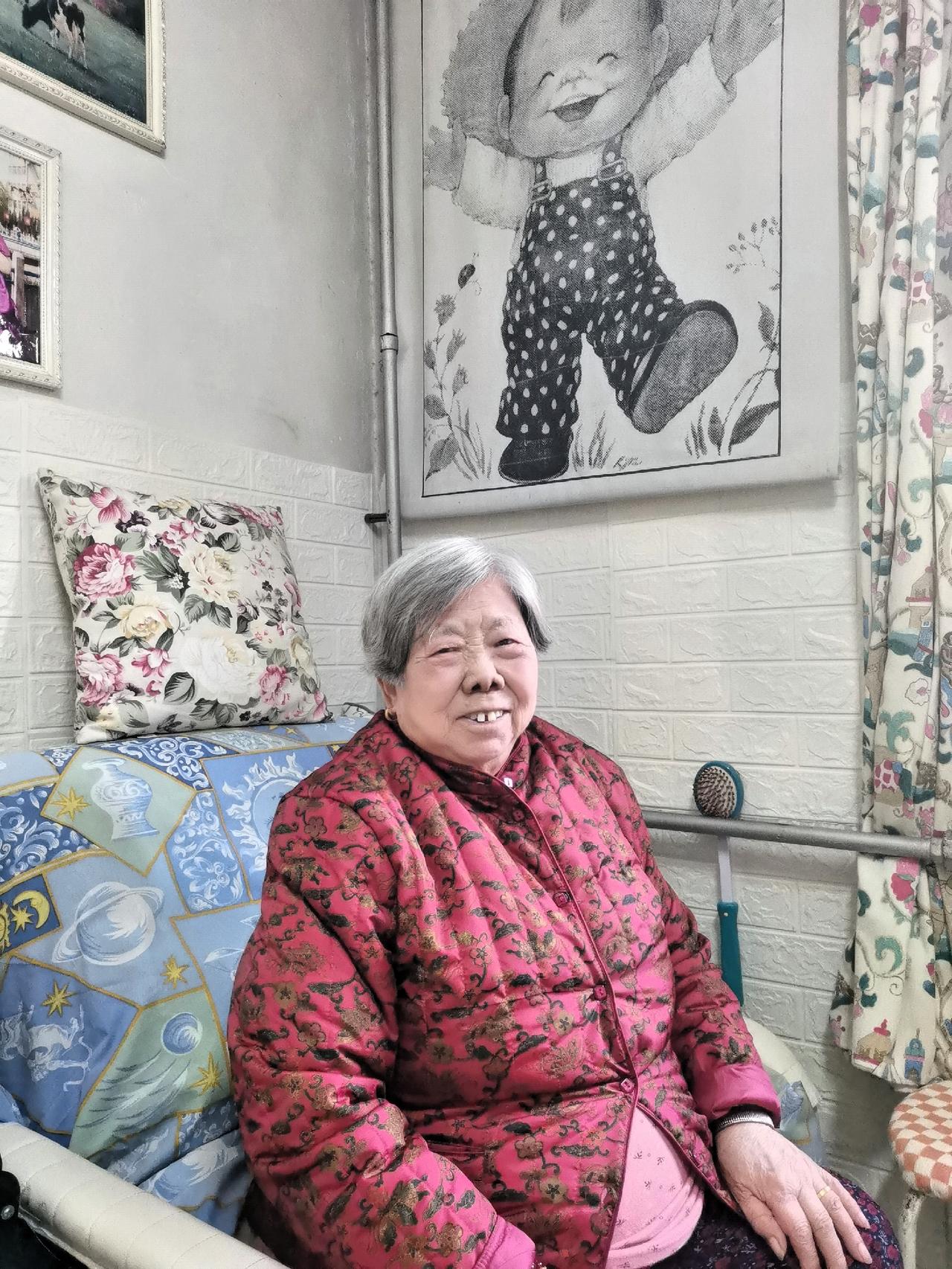 87岁的老妈最近总说腰疼，是那种隐隐的酸疼。之看过医生，也没查出问题。昨天二姐值