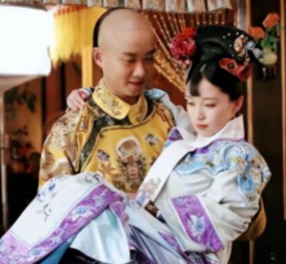 光绪帝与隆裕洞房，慈禧派了四位皇室贵妇在喜账后面偷听，不料却听到隆裕深深叹道：“