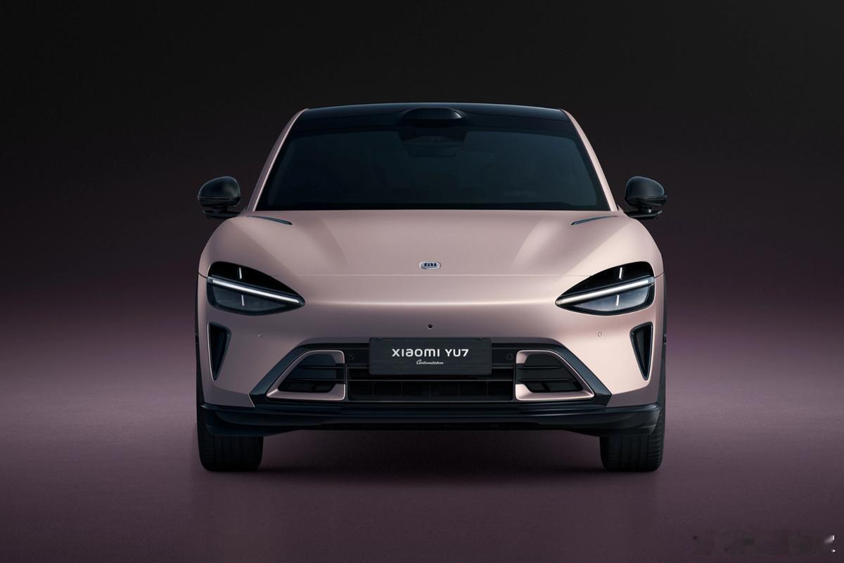 雷军站在北京车展展台上整整两个小时。没有PPT，没有台词，就是接受采访、跟观众互