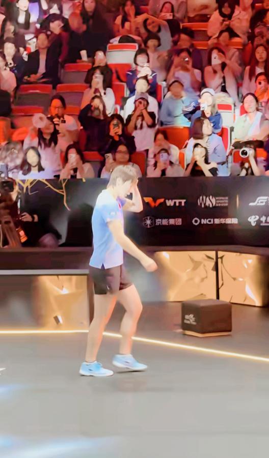 王曼昱明明3:0轻松拿下王艾米，退场的时候，为什么哽咽了？最后一声，我听明白了