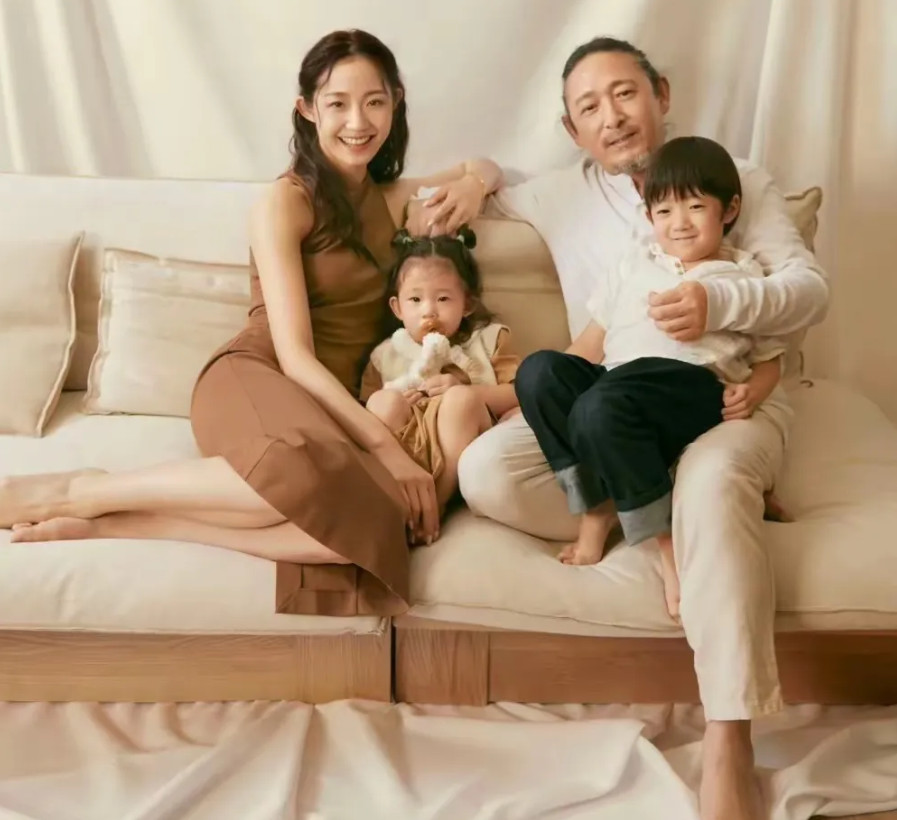 三宝与前妻冯佳相差15岁，育有三孩，离婚时他净身出户，房子和资产全给前妻，孩