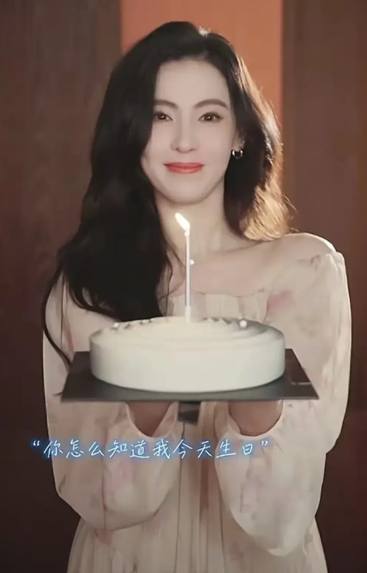 都说周星驰业内没有朋友，但他生日那一天，好几个星女郎发文为他庆生，这其中有张柏芝