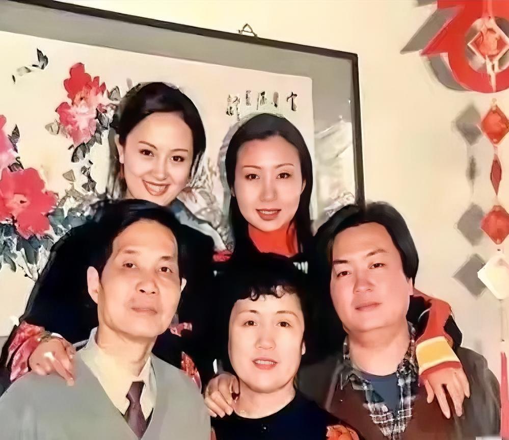 一家人都是知识分子。颜值高，气质好。那时，妈妈应该50岁左右，朱媛媛到这个年龄时