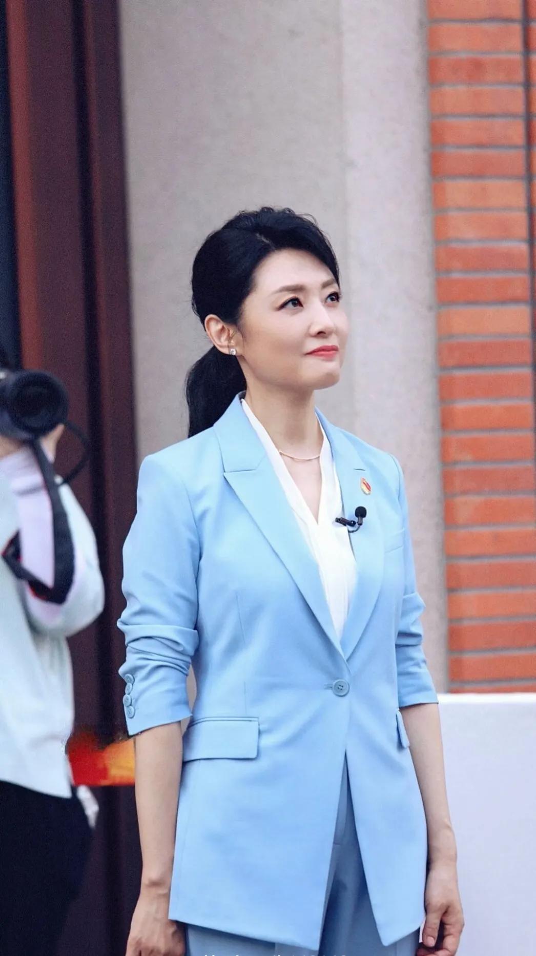 周涛和董卿两个人都是央视黄金时代顶尖的女主持没有绝对谁更强，只是擅长赛道，风格