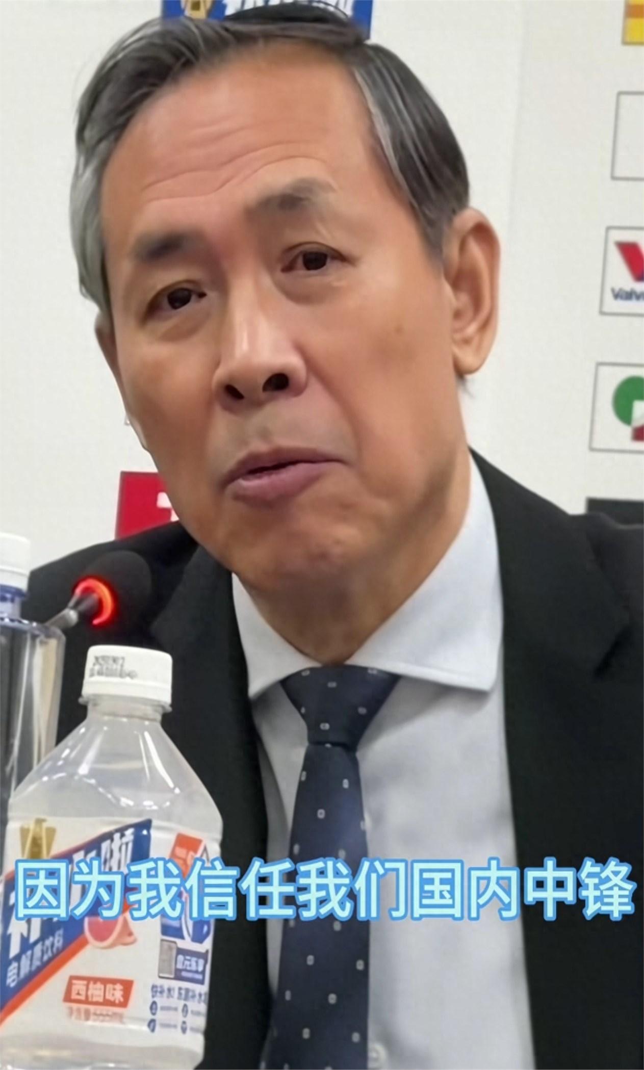 一位跟队多年的老记者看完球，低声说了句：“许指导说信任范子铭和丘天，那是说给外面