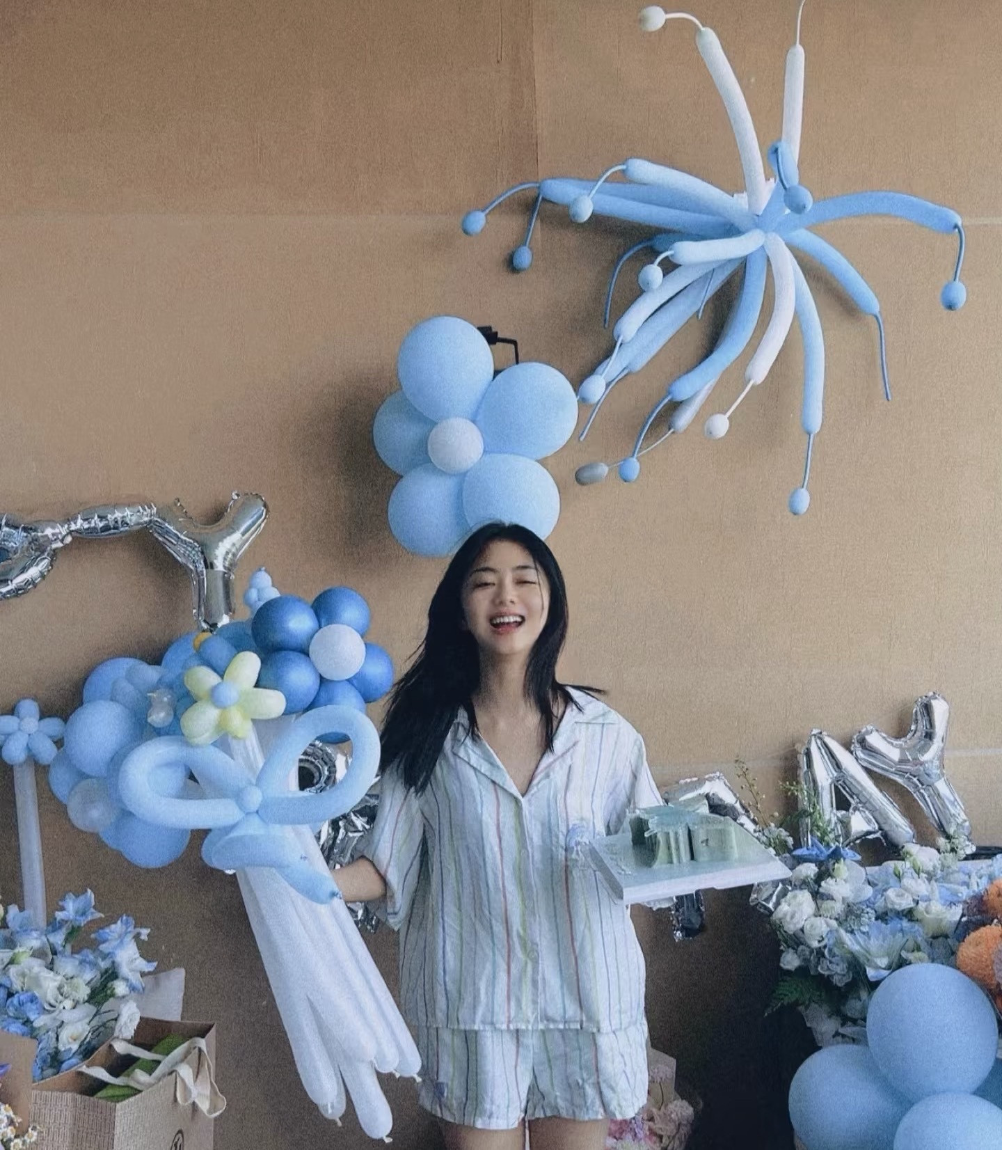 谭松韵生日收到白玫瑰谭松韵生日收花了谭松韵生日收到白玫瑰了！