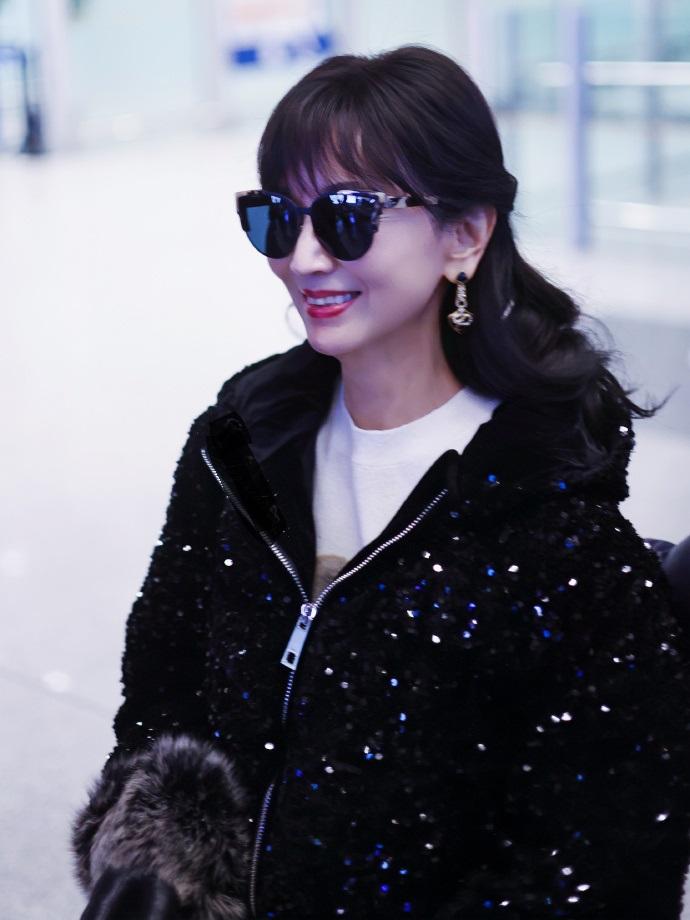 今天赵雅芝现身北京机场，她这回搭配了一身黑色的衣服，不过看起来还是很年轻，气质也