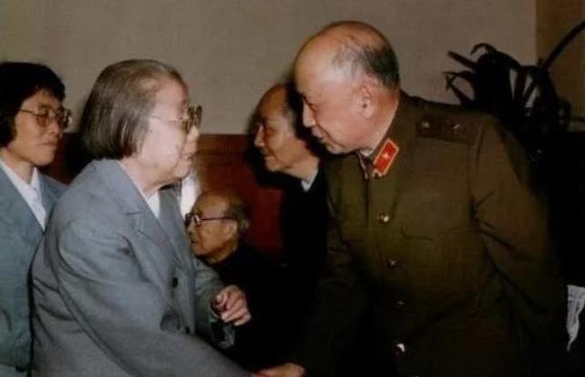 1964年一次宴会上，钱学森站在邓颖超面前恭敬的喊到：“邓老师，您好！”邓奶奶却