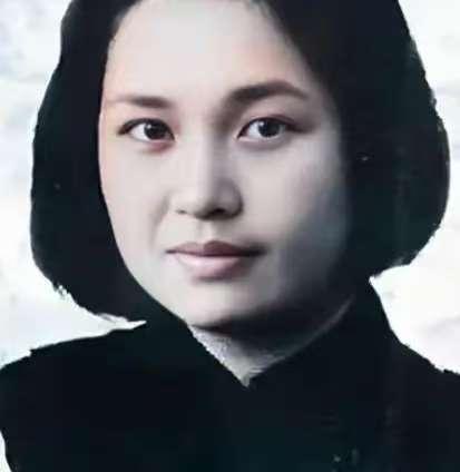 戴笠至死咽不下的气：被他骂"没用"的家属，竟是端了军统的红色利刃！蒋介石骂