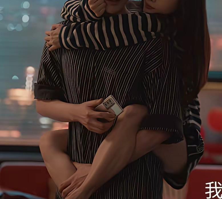 王子文跳上189的刘宇宁，像挂件一样吊在他身上。这不是拥抱，这是人体工程学奇迹