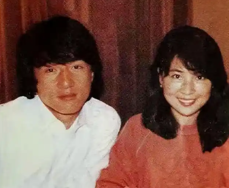 成龙说：“初见林凤娇就被震撼，实在太美了，林青霞站在她身旁，都有些相形见绌。”李敖也说，当年台北十万